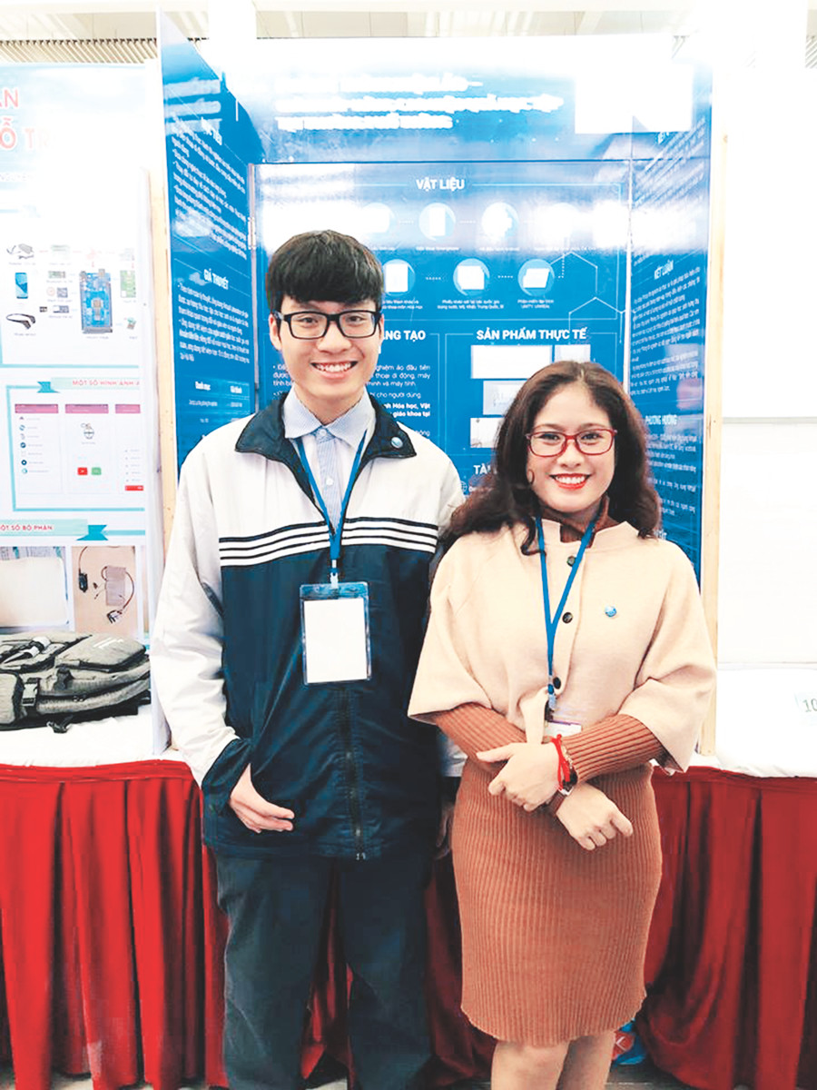 Đỗ Hoàng Khôi và cô giáo Dương Hồng Hạnh. Ảnh: T.G