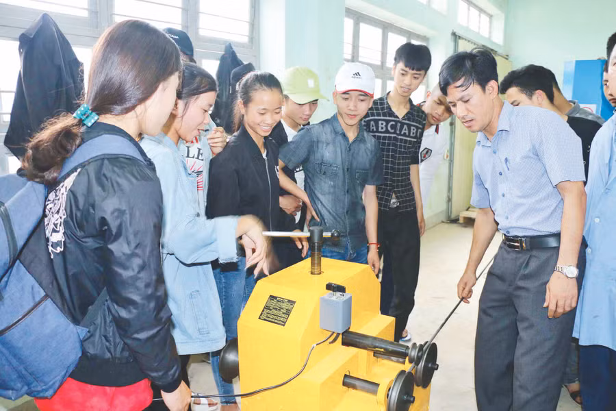 Học sinh Trường THPT Yên Thành 2 tìm hiểu về dạy nghề ở Trường Trung cấp nghề kỹ thuật Yên Thành