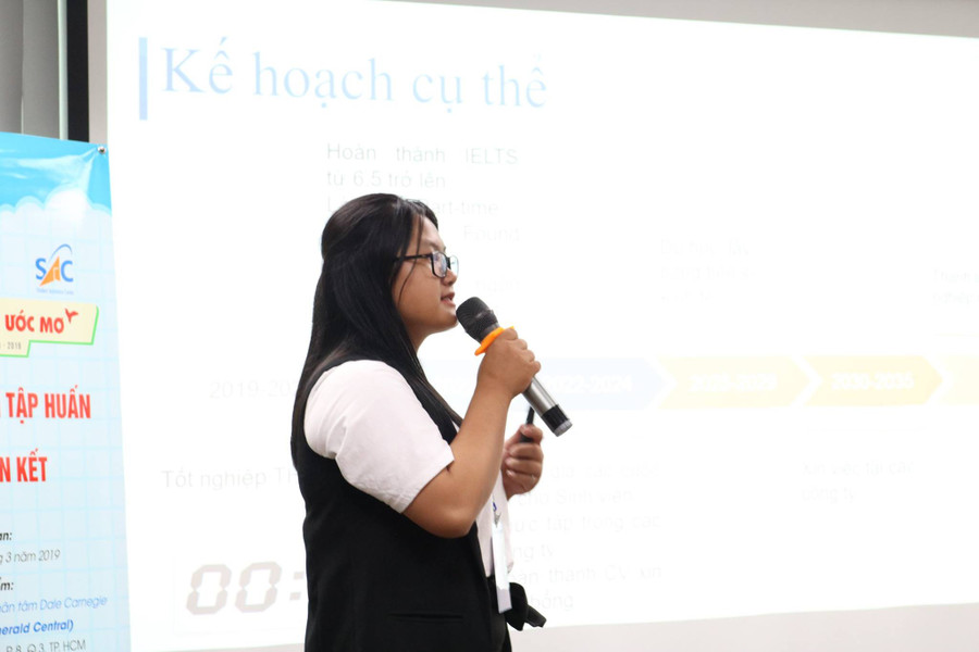 Cẩm Ly thuyết trình về ý tưởng khởi nghiệp của mình. Ảnh: Vân Anh.