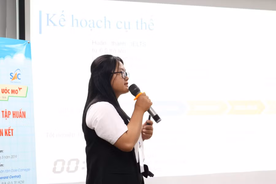 Cẩm Ly thuyết trình về ý tưởng khởi nghiệp của mình. Ảnh: Vân Anh.