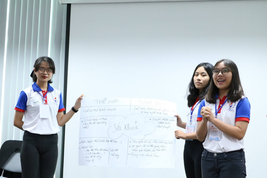 Ly và các bạn trong quá trình thực hiện dự án. Ảnh: Vân Anh.
