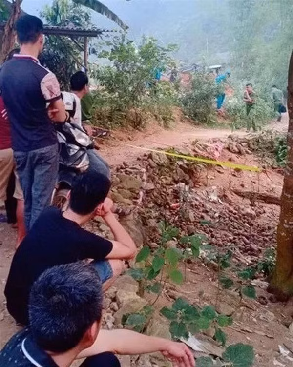 Người dân bàng hoàng trước án mạng chồng giết vợ.