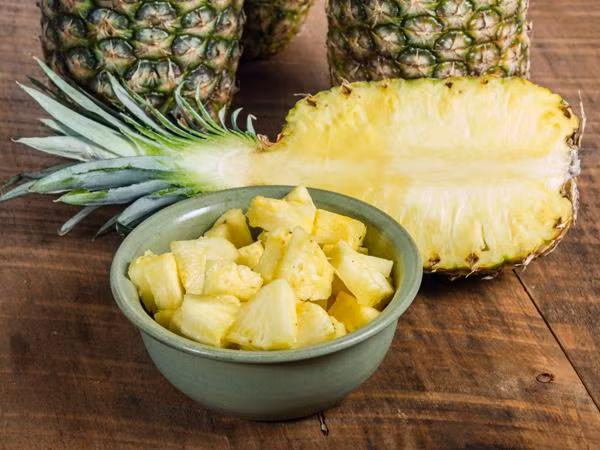 Chọn dứa màu sắc vàng tươi sẽ thơm ngọt hơn