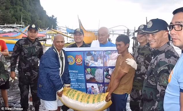 philippines: su that nga ngua ve nguoi trung thuc giao nop 34 banh ma tuy hinh anh 1