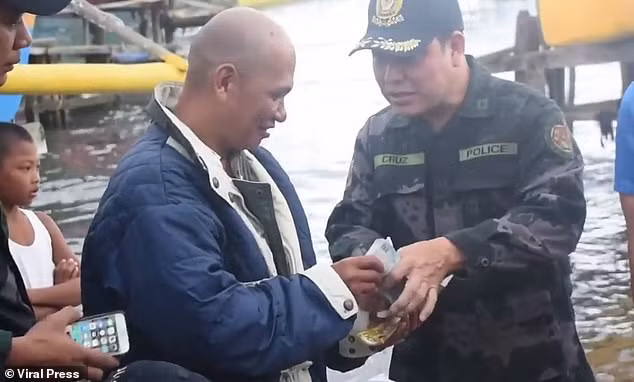 philippines: su that nga ngua ve nguoi trung thuc giao nop 34 banh ma tuy hinh anh 2