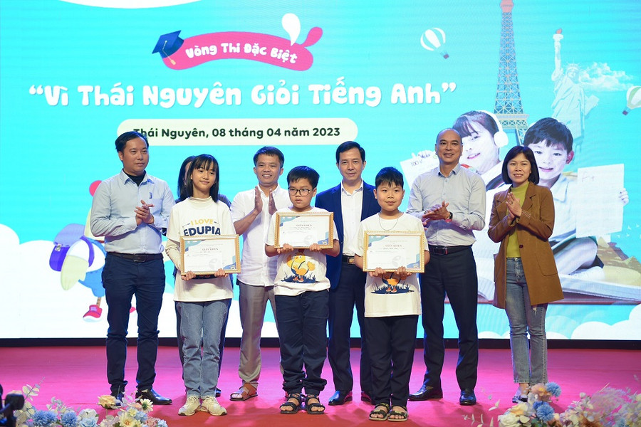 Kết quả chung cuộc, Ban tổ chức đã trao giải Đặc Biệt cho em Dương Cao Hoàng Minh - lớp 5C trường Tiểu học Kim Đồng - Đại Từ, giải nhất thuộc về 2 em: Đỗ Thái Hà (lớp 5C trường Tiểu học Quyết Thắng - TP Thái Nguyên) và em Nguyễn Minh Vương - lớp 5E trường Tiểu học Ba Hàng - Phổ Yên). Kết quả chung cuộc, Ban tổ chức đã trao giải Đặc Biệt cho em Dương Cao Hoàng Minh - lớp 5C trường Tiểu học Kim Đồng - Đại Từ, giải nhất thuộc về 2 em: Đỗ Thái Hà (lớp 5C trường Tiểu học Quyết Thắng - TP Thái Nguyên) và em Nguyễn Minh Vương - lớp 5E trường Tiểu học Ba Hàng - Phổ Yên).
