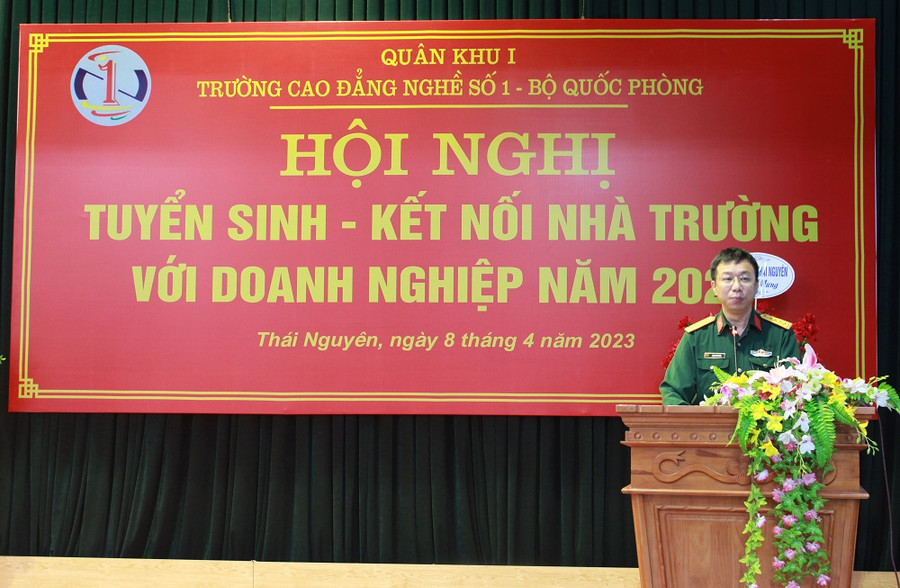 Đại tá, TS Phạm Văn Hoà, Hiệu trưởng Cao đẳng nghề số 1 Bộ Quốc phòng phát biểu tại Hội nghị. Đại tá, TS Phạm Văn Hoà, Hiệu trưởng Cao đẳng nghề số 1 Bộ Quốc phòng phát biểu tại Hội nghị.