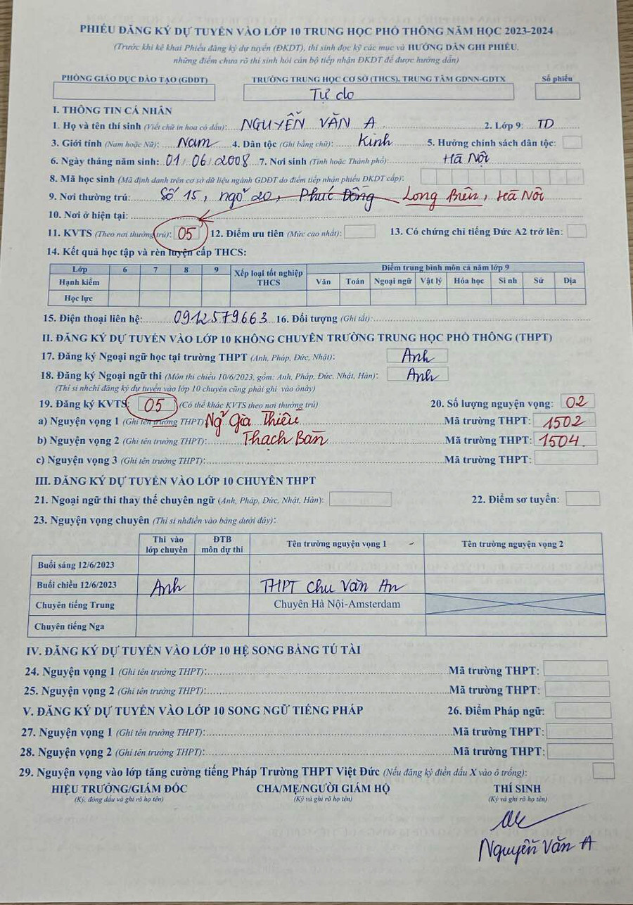 Hiện tại, giáo viên chủ nhiệm nhiều trường đang rất vất vả vì vừa phải lo ôn tập cho học sinh, vừa hướng dẫn phụ huynh hoàn thiện hồ sơ.