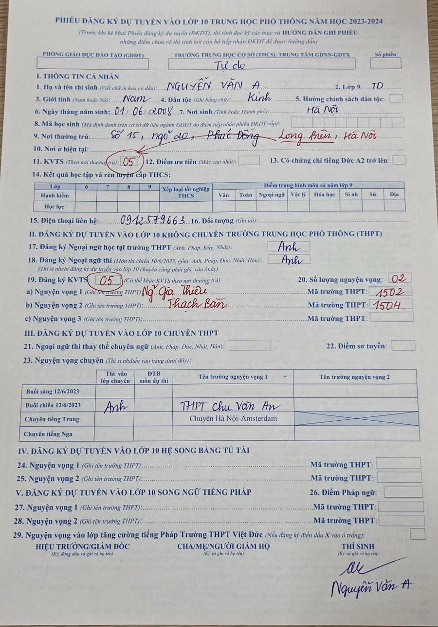 Hiện tại, giáo viên chủ nhiệm nhiều trường đang rất vất vả vì vừa phải lo ôn tập cho học sinh, vừa hướng dẫn phụ huynh hoàn thiện hồ sơ.