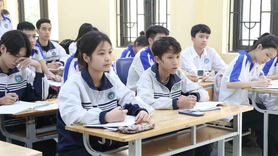 Kỳ thi tuyển sinh vào lớp 10 năm nay được đánh giá sẽ cạnh tranh cao hơn vì thành phố chỉ tuyển 55,7% tổng số học sinh dự tuyển để vào trường THPT công lập.