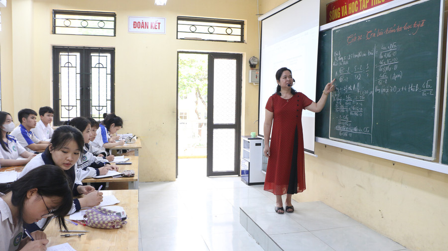 Cô trò lớp 9A5 Trường THCS An Khánh trong giờ học Toán.