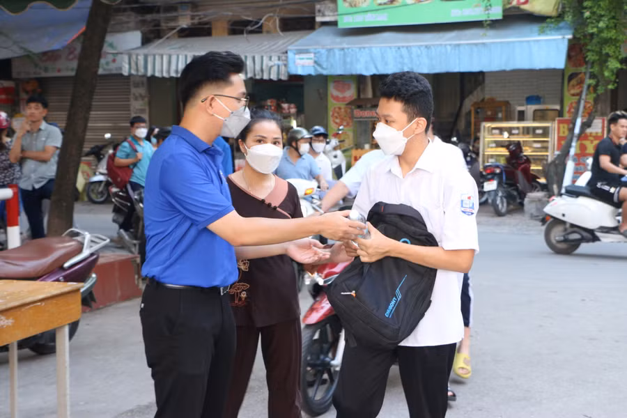 Lực lượng thanh niên tình nguyện sẵn sàng hỗ trợ thí sinh nước uống trước khi vào phòng thi.