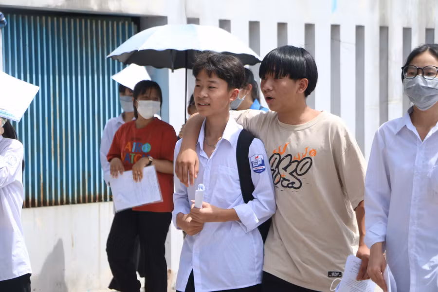 Đa số thí sinh ra khỏi phòng thi với tâm trạng thoải mái vì đề vừa sức.