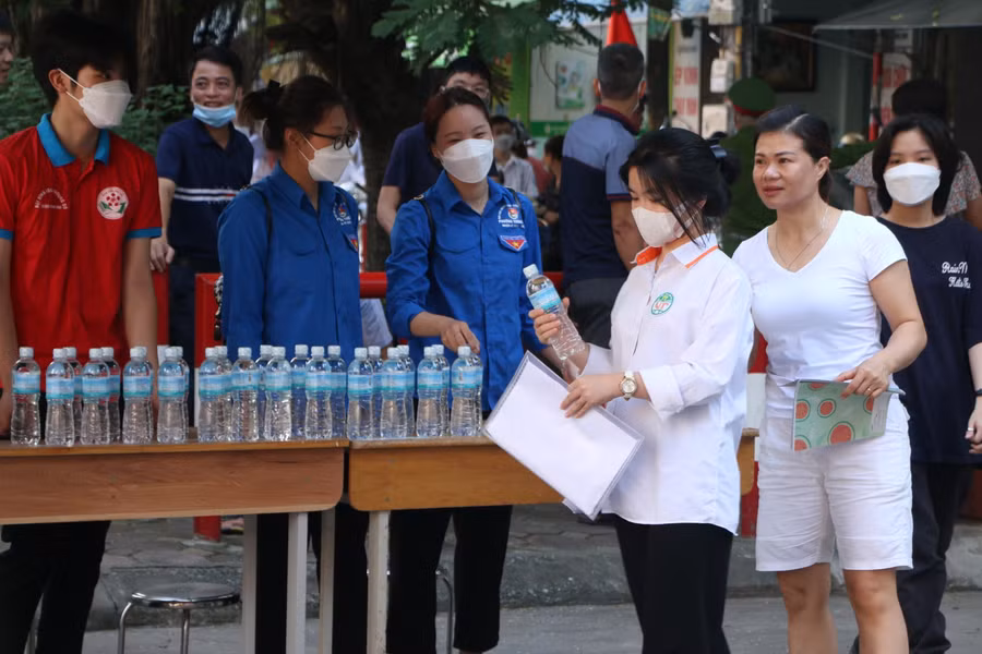 Thí sinh và người nhà tới điểm thi Trường THPT Trương Định trong sáng 18/6.