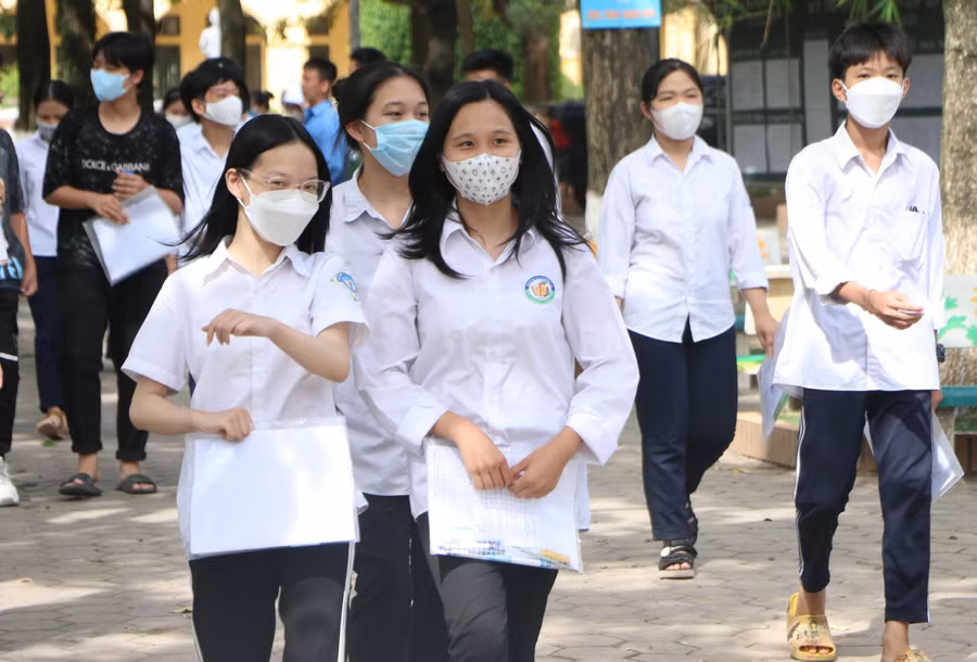 Thí sinh rời phòng thi tại Trường THCS An Khánh (Hoài Đức, Hà Nội).