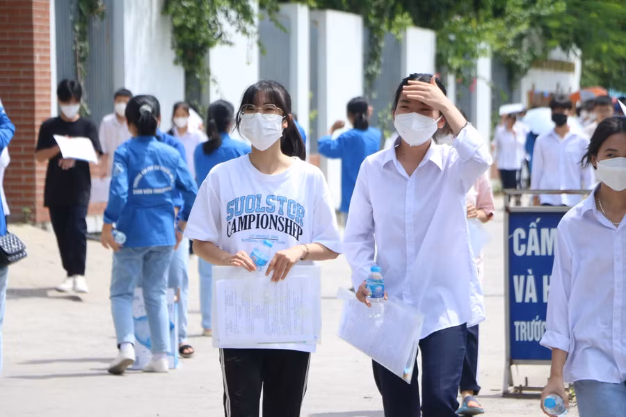 Thí sinh kết thúc thời gian làm bài Ngữ văn lúc 10h sáng 18/6.