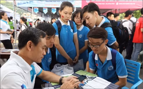 Thông tin tuyển sinh, chương trình và sách giáo khoa... được dư luận quan tâm 