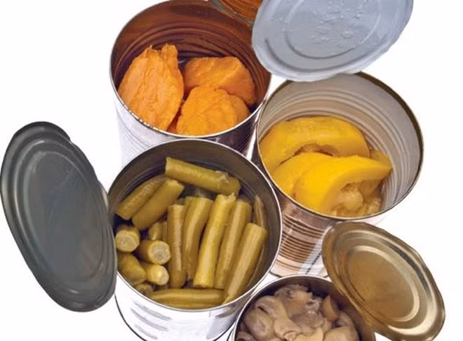 Vỏ hộp có hiện tượng bị phồng lên thì phải cảnh giác vì nó đã có khả năng bị hư hỏng do nhiễm độc vi khuẩn C. botulinum (Ảnh minh hoạ)