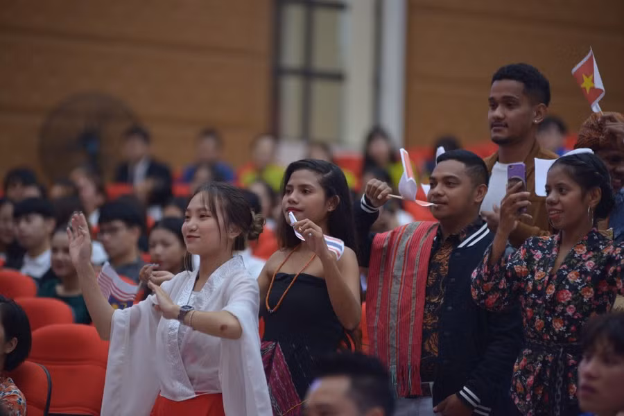 Niềm vui của các bạn sinh viên quốc tế tại lễ khai giảng