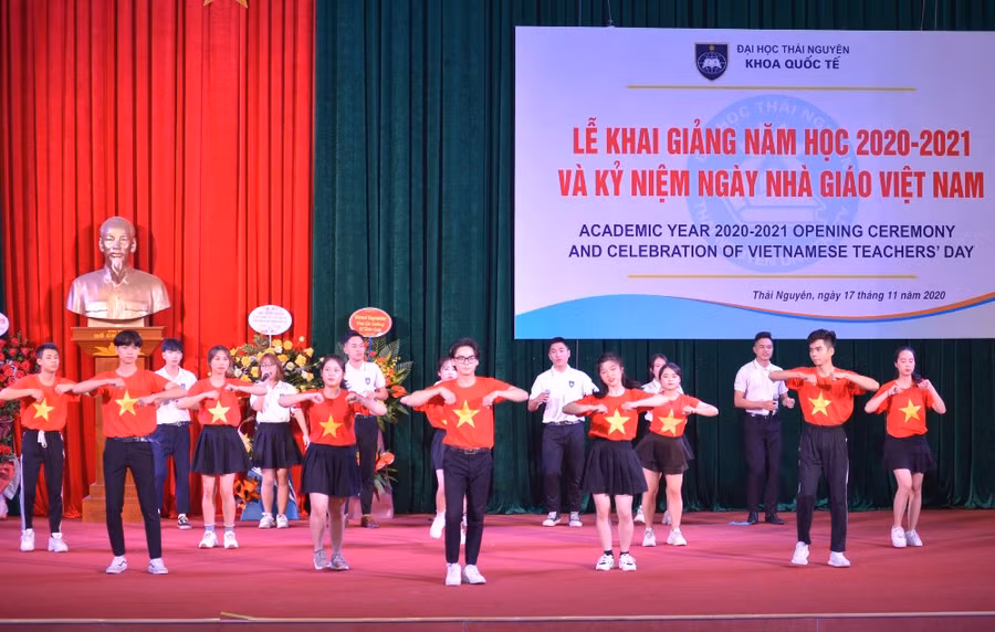 Tiết mục văn nghệ của các bạn sinh viên được biểu diễn tại buổi lễ