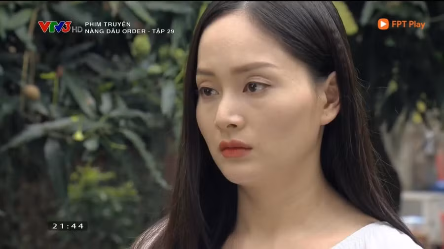 Câu nói của Yến khiến Phong tức giận bỏ đi một mạch. Lúc Yến chạy đuổi theo, Phong trách vợ tại sao cứ động chuyện gì cũng lôi chuyện ly hôn ra nói. 