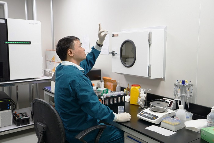 chuyên gia của Viện nghiên cứu Tế bào gốc - công nghệ gen Vinmec trong phòng thí nghiệm Vinmec công bố nghiên cứu lớn nhất về bộ gen của người Việt ảnh 2