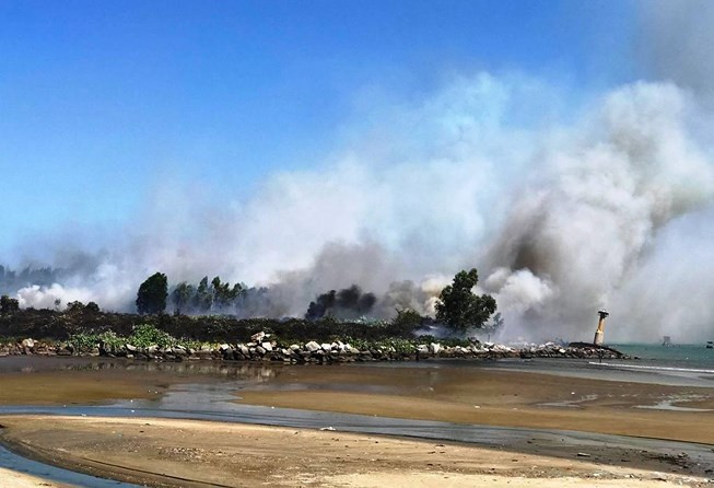 Vụ cháy đã tạo nên cột khói rất cao