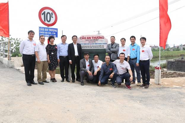 Nhóm nghiên cứu Trường ĐH Xây dựng chụp ảnh lưu niệm trong buổi khánh thành cầu dân sinh An Thượng. Ảnh: Trường ĐH Xây dựng cung cấp