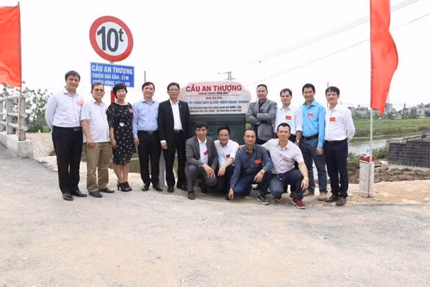 Nhóm nghiên cứu Trường ĐH Xây dựng chụp ảnh lưu niệm trong buổi khánh thành cầu dân sinh An Thượng. Ảnh: Trường ĐH Xây dựng cung cấp