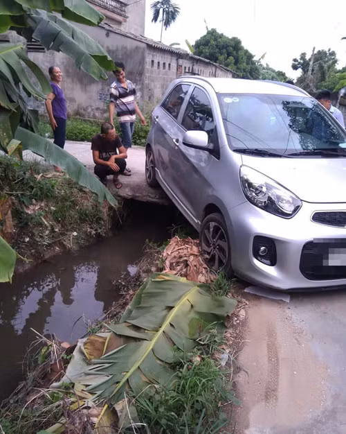 Chiếc xe lùi không được...