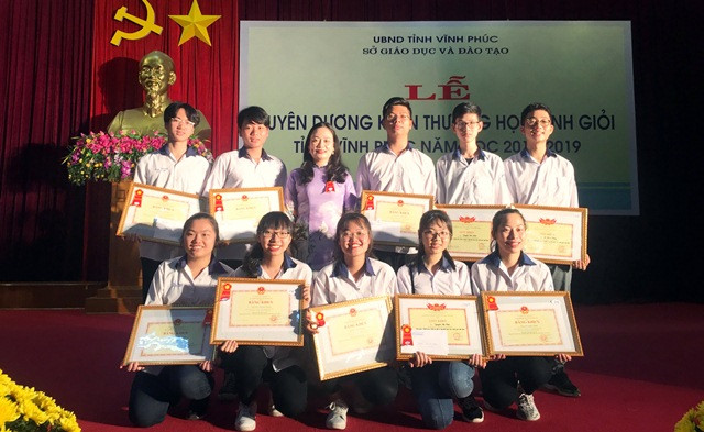 Cô Nguyễn Thị Minh Hải cùng đội tuyển 10 học sinh giỏi môn Lịch sử năm học 2018 - 2019