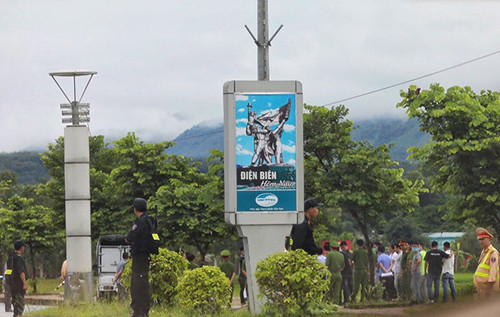 Công an thực nghiệm hiện trường vụ sát hại thiếu nữ giao gà ảnh 1 Cảnh sát bảo vệ quanh hiện trường để phục vụ công tác khám nghiệm. Ảnh: Ngọc Thành.