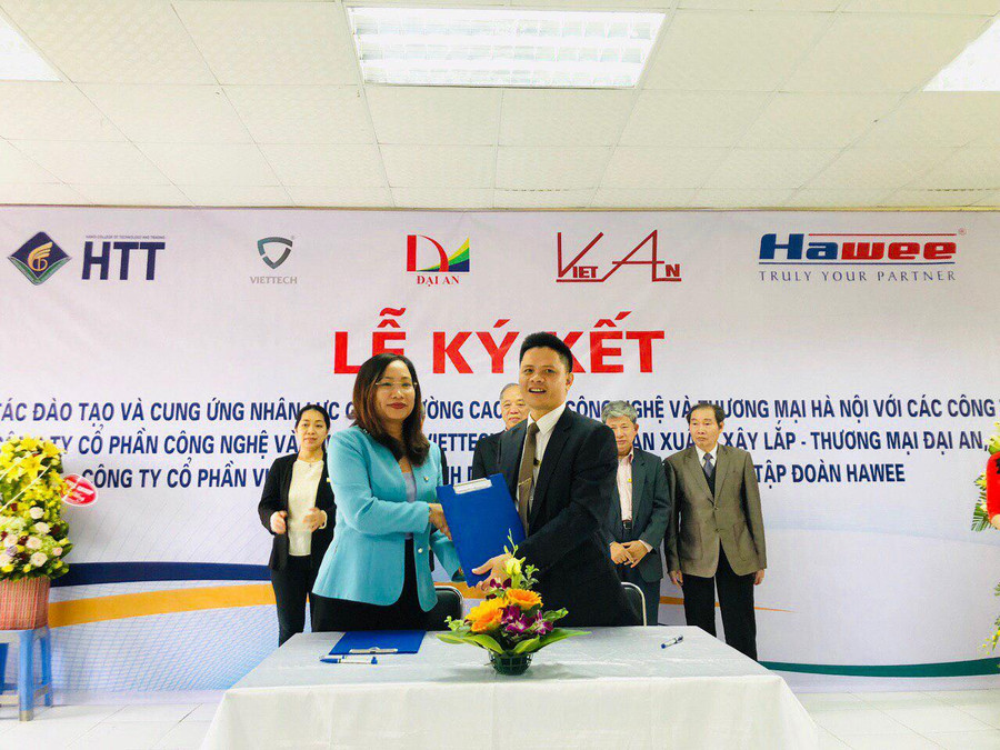 Lễ ký kết hợp tác doanh nghiệp của Nhà trường Lễ ký kết hợp tác doanh nghiệp của Nhà trường