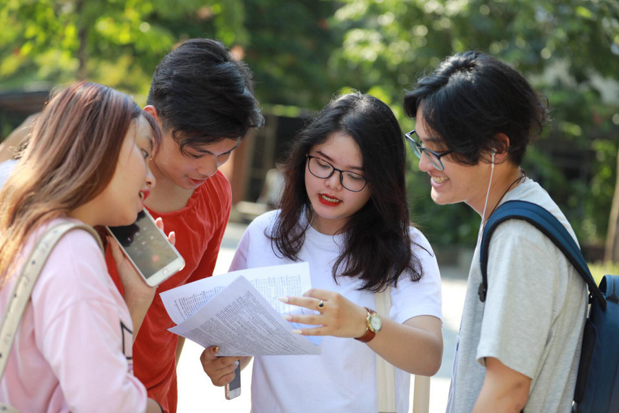 Thí sinh trao đổi sau buổi thi Kỳ thi THPT quốc gia 2019. Ảnh: Thế Đại Thí sinh trao đổi sau buổi thi Kỳ thi THPT quốc gia 2019. Ảnh: Thế Đại