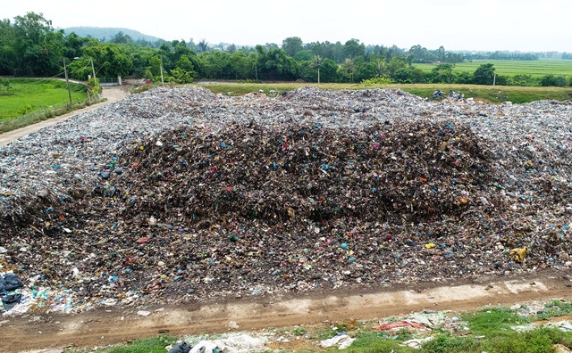 Do bãi rác quá tải, nên tình trạng ô nhiễm môi trường xung quanh đã đến mức báo động Do bãi rác quá tải, nên tình trạng ô nhiễm môi trường xung quanh đã đến mức báo động