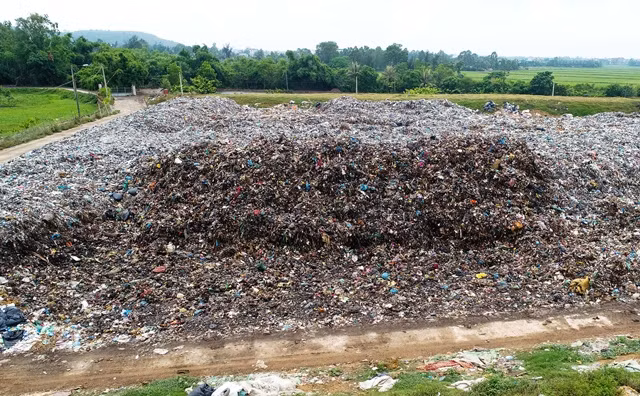 Do bãi rác quá tải, nên tình trạng ô nhiễm môi trường xung quanh đã đến mức báo động