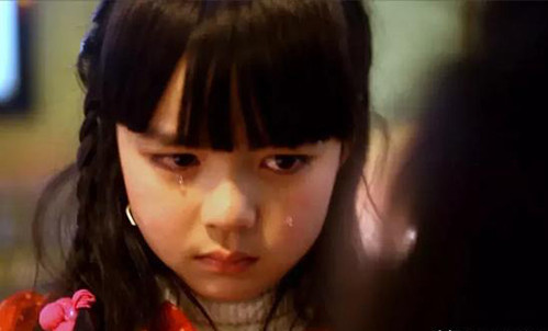 4 tình huống phải dặn con không cần làm người tử tế ảnh 1 Trẻ em yếu ớt không cần phải giúp người lớn mạnh mẽ. Ảnh: Oversea City.