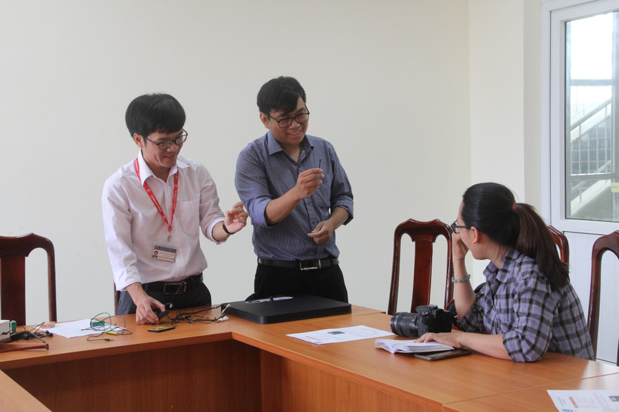 Tác giả chế tạo thành công máy chống gian lận trong thi cử chia sẻ về thiết bị này với PV (áo sọc). Ảnh: Trúc Hân Tác giả chế tạo thành công máy chống gian lận trong thi cử chia sẻ về thiết bị này với PV (áo sọc). Ảnh: Trúc Hân