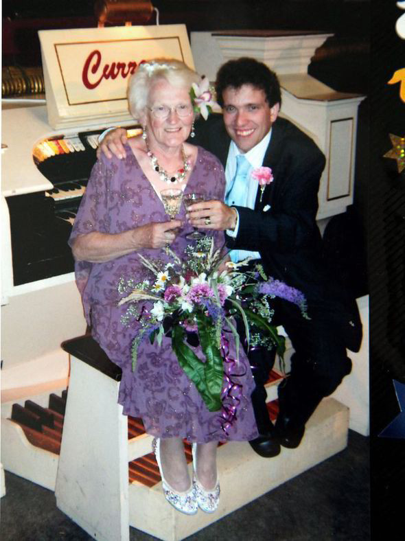 Chuyện tình lãng mạn như trong phim của cặp đôi chồng 44, vợ 83 tuổi ảnh 2 Chuyện tình lãng mạn như trong phim của cặp đôi chồng 44, vợ 83 tuổi