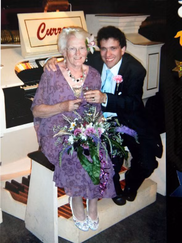 Chuyện tình lãng mạn như trong phim của cặp đôi chồng 44, vợ 83 tuổi