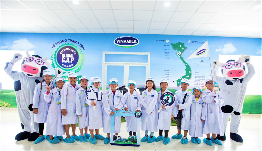 Các em học sinh tham quan trang trại bò sữa Vinamilk Tây Ninh, một trong những trang trại được xây dựng theo chuẩn Global G.A.P (tiêu chuẩn thực hành nông nghiệp tốt toàn cầu)của Vinamilk, là nơi cung cấp nguồn sữa để sản xuất nên những hộp sữa học đường thơm ngon cho các em học sinh ở nhiều tỉnh thành. Các em học sinh tham quan trang trại bò sữa Vinamilk Tây Ninh, một trong những trang trại được xây dựng theo chuẩn Global G.A.P (tiêu chuẩn thực hành nông nghiệp tốt toàn cầu)của Vinamilk, là nơi cung cấp nguồn sữa để sản xuất nên những hộp sữa học đường thơm ngon cho các em học sinh ở nhiều tỉnh thành.