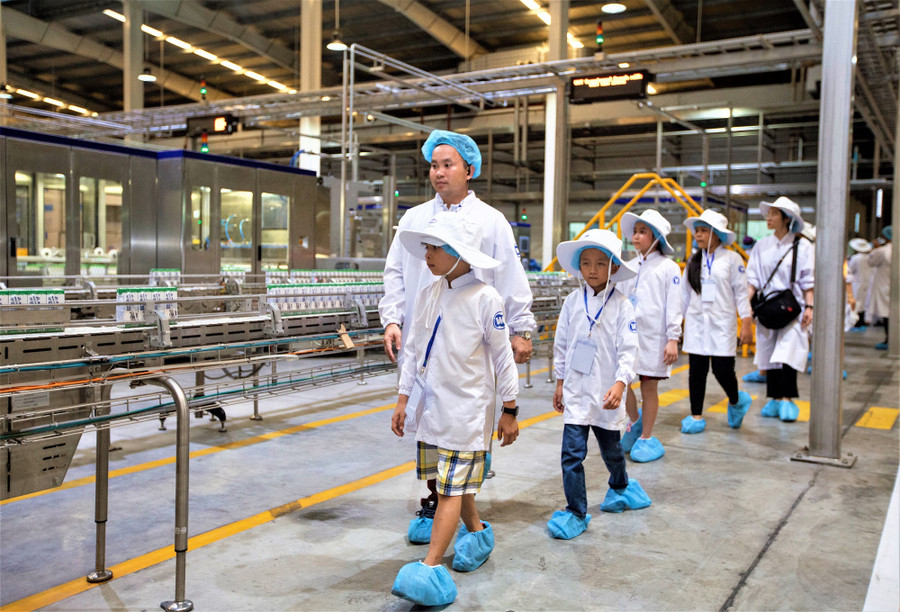 Học sinh được nhận và thụ hưởng từng hộp sữa học đường tươi ngon nhưng ít ai biết để có được sản phẩm sữa tươi đảm bảo chất lượng này là một công nghệ sản xuất tiên tiến, hoạt động trên một dây chuyền tự động, khép kín, từ khâu nguyên liệu đầu vào đến đầu ra sản phẩm. Học sinh được nhận và thụ hưởng từng hộp sữa học đường tươi ngon nhưng ít ai biết để có được sản phẩm sữa tươi đảm bảo chất lượng này là một công nghệ sản xuất tiên tiến, hoạt động trên một dây chuyền tự động, khép kín, từ khâu nguyên liệu đầu vào đến đầu ra sản phẩm.