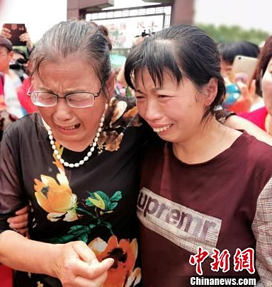 38 năm đan áo cho con mất tích, người mẹ không ngờ có một ngày... ảnh 1 bà Xiulin gặp lại con gái ngày 18/5 vừa qua.