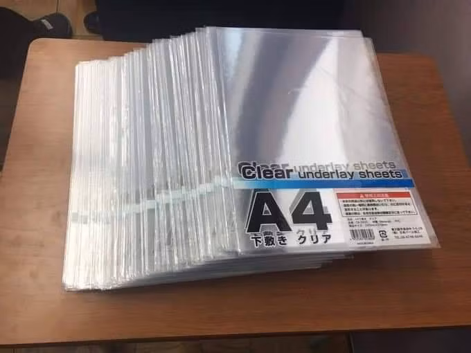 Đống giấy bọc sách được chuẩn bị để thực hiện màn troll của lũ bạn.