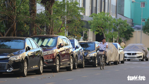 Bãi giữ xe ở chung cư Him Lam Chợ Lớn quá tải, nên vào ban ngày nhiều cư dân đậu tạm ôtô ở đường nội bộ chung cư - Ảnh: PHƯỚC TUẦN