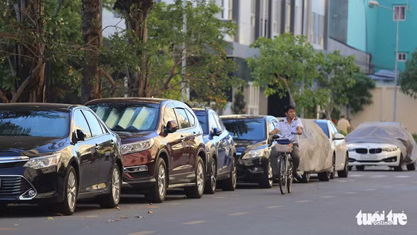 Bãi giữ xe ở chung cư Him Lam Chợ Lớn quá tải, nên vào ban ngày nhiều cư dân đậu tạm ôtô ở đường nội bộ chung cư - Ảnh: PHƯỚC TUẦN