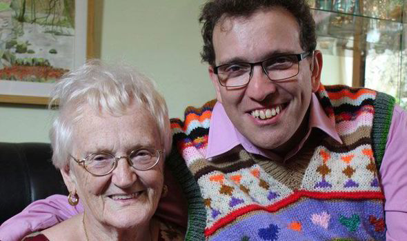 Chuyện tình lãng mạn như trong phim của cặp đôi chồng 44, vợ 83 tuổi ảnh 1 Chuyện tình lãng mạn như trong phim của cặp đôi chồng 44, vợ 83 tuổi