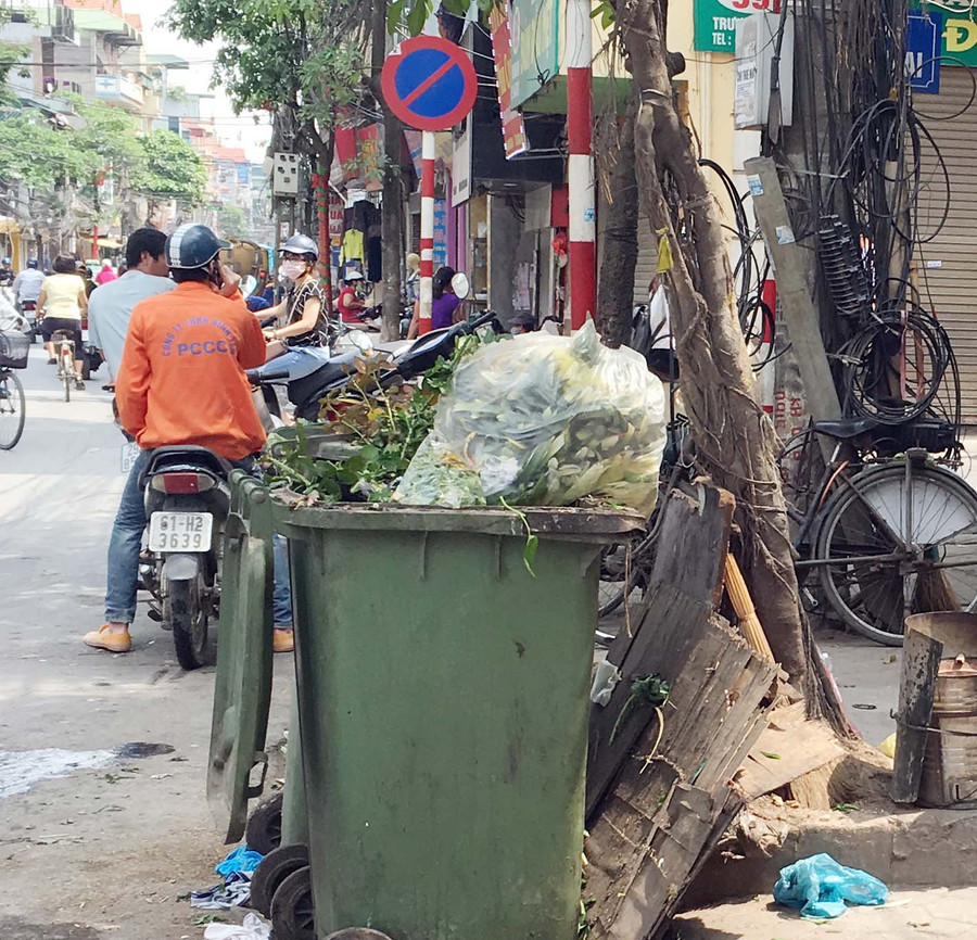 Rác lộ thiên luôn ùn ứ, bốc mùi