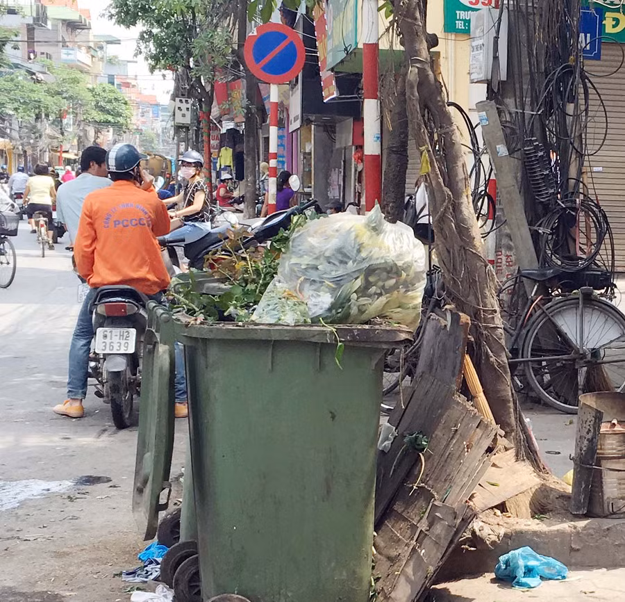 Rác lộ thiên luôn ùn ứ, bốc mùi