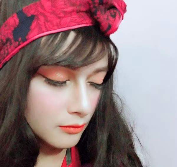 Anh chàng giả gái nhận được "bão like" tiết lộ lý do bất ngờ 